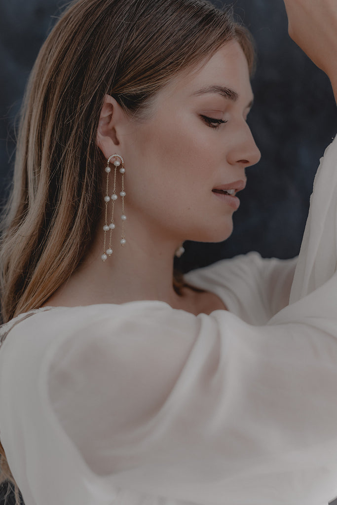 Braut mit moderne halbrunde Statement Perlenohrringe mit Halbrundem Kristallstecker