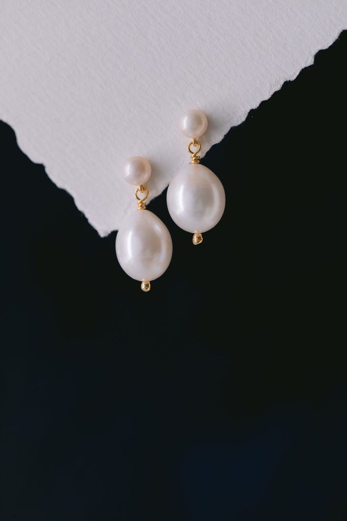 Elegante klassische Perlenohrringe mit Perlenhanhänger