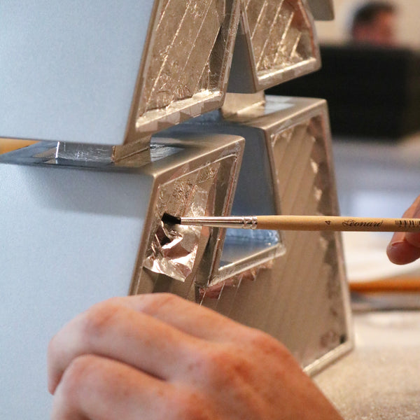 Détail des feuilles d'argent ajoutées au trophée haut de gamme Blast Premier