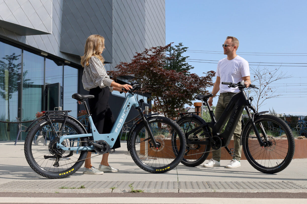 Two people with Fosna e-bikes talking