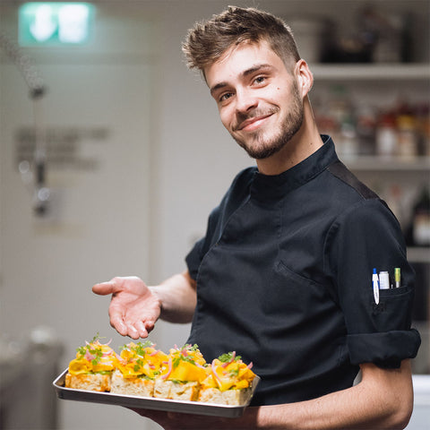 Nicolas Whitefrontier chef cuisinier porte un plateau de foccacia