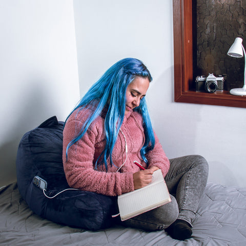 mujer usando cojín de descanso y tv, azul satinado