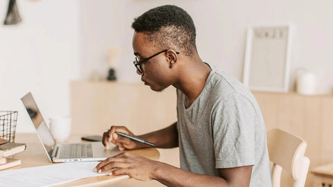 Un étudiant étudiant dans une bibliothèque