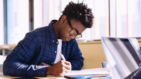 Un étudiant étudiant dans une bibliothèque