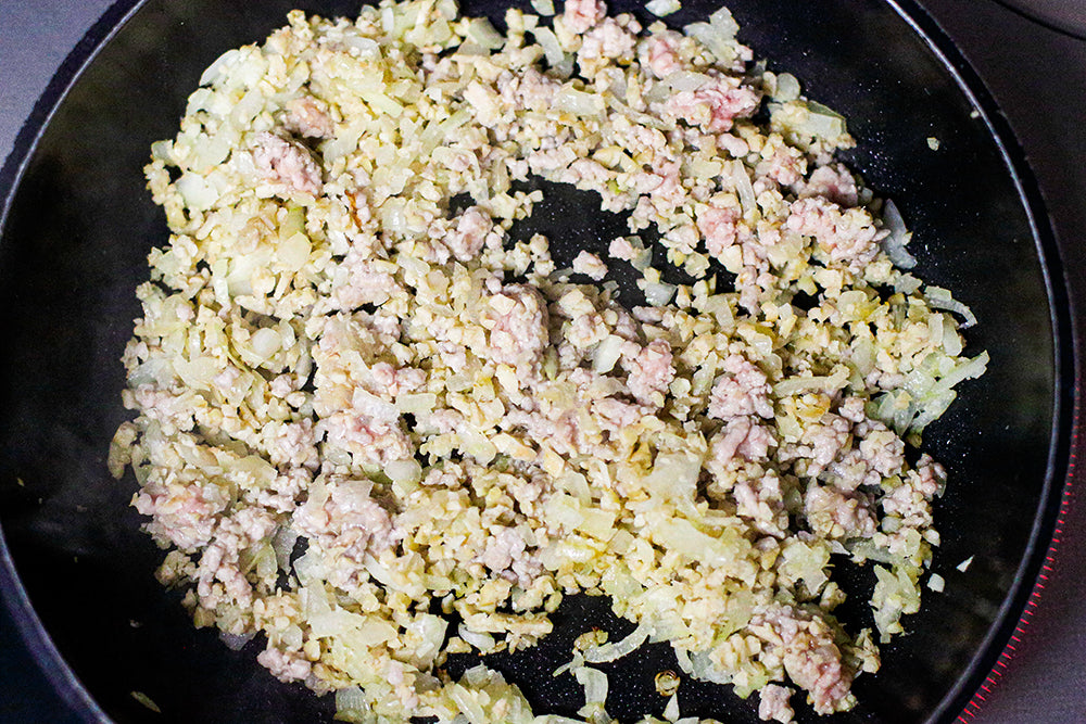 醸豆 テンペストとひき肉を炒めているところ