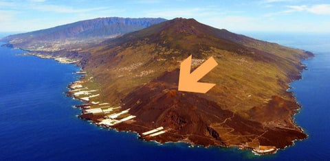 An image of La Palma with an arrow pointing to Volcan de Teneguia