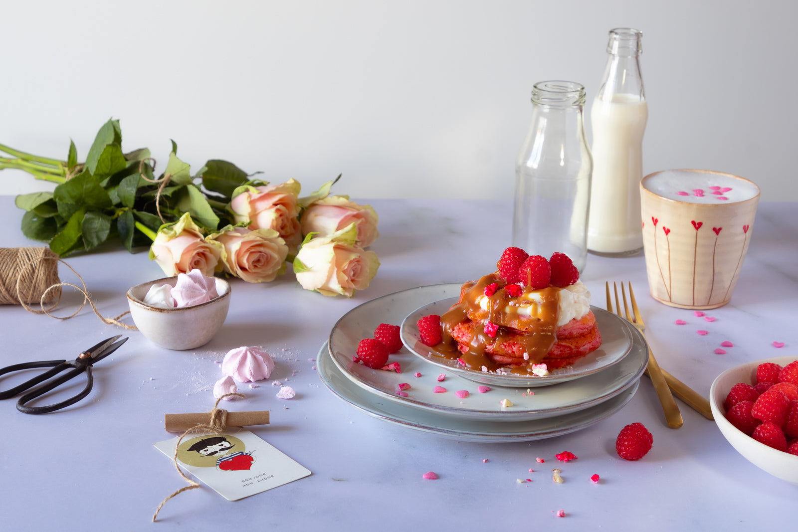 Bild zeigt rosa rote Pancakes in Valentine Setting