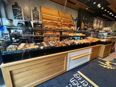 Bäckereitheke mit Holzverkleidung Eingangsbereich