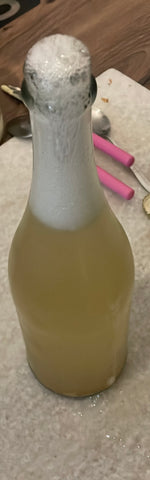 PetNat Flasche beim Sprudeln