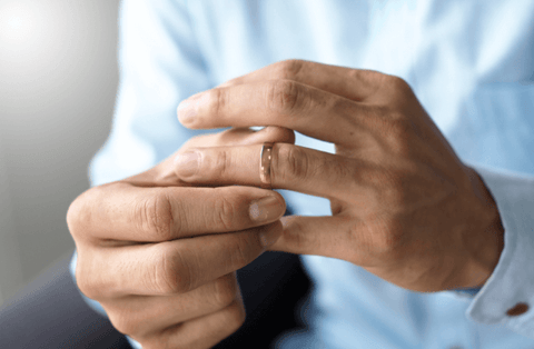 Man wearing a yellow gold wedding band