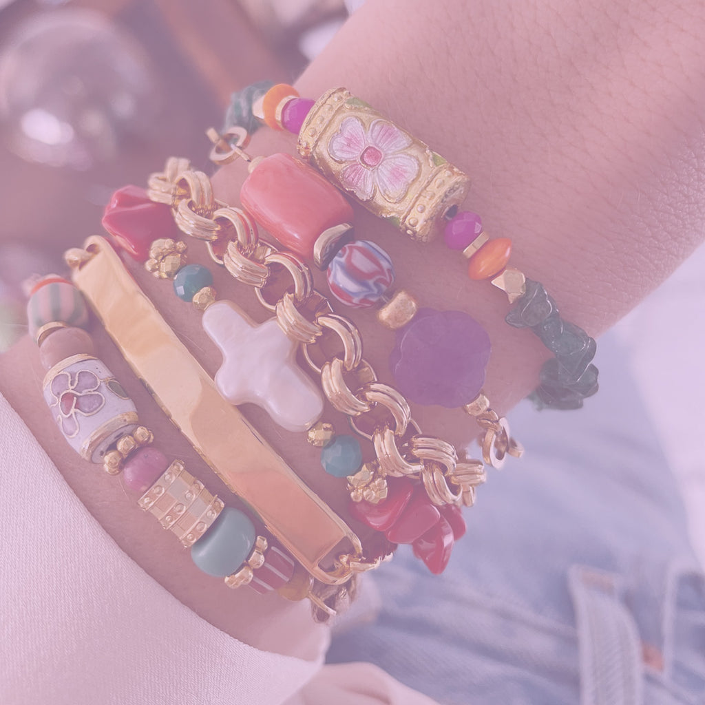 een pols met festival armbandjes van kralen en parels in bonte kleurrijke kleuren