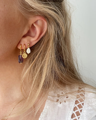 earparty set van drie oorbellen met halfedelstenen in goud, schelp en paars amethist