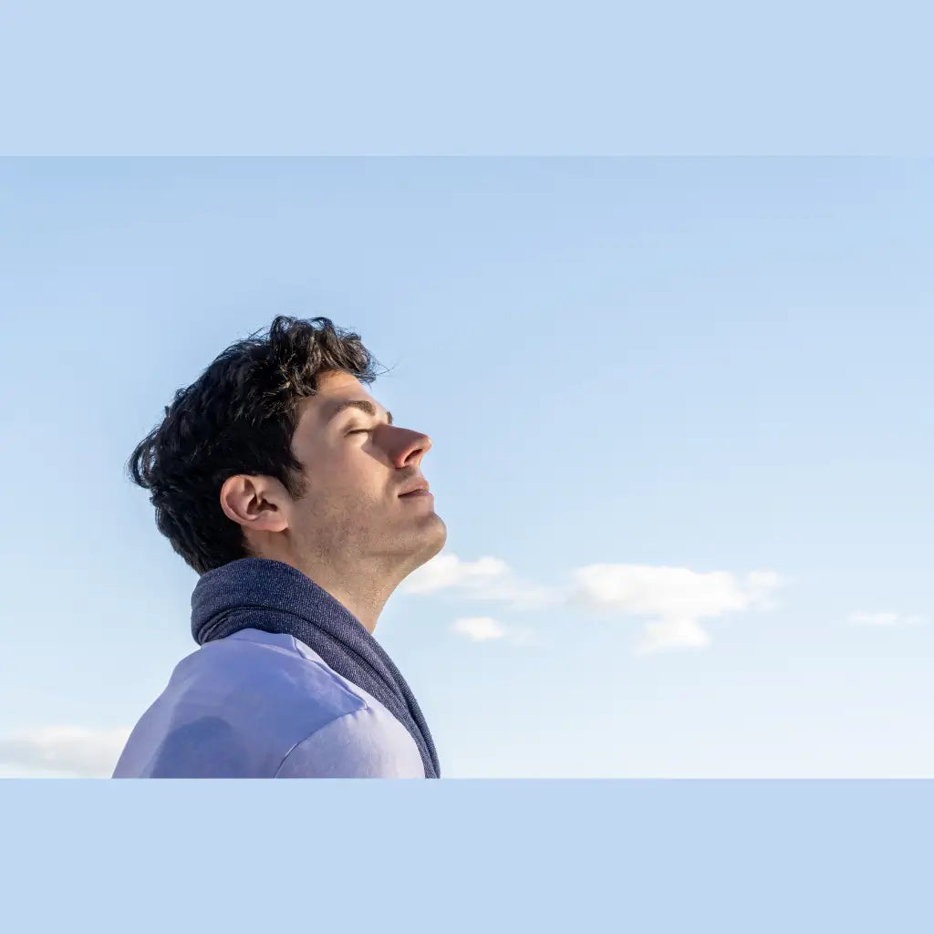 Homem respirando tranquilo por dormir com clipe nasal SleepAir