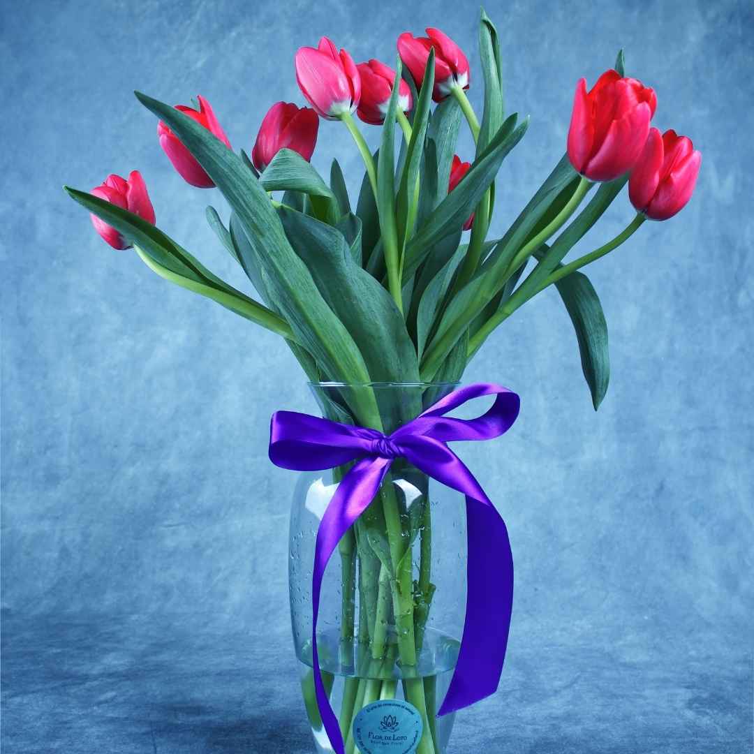Tulipanes rojos en jarrón – Flor de Loto Boutique Floral