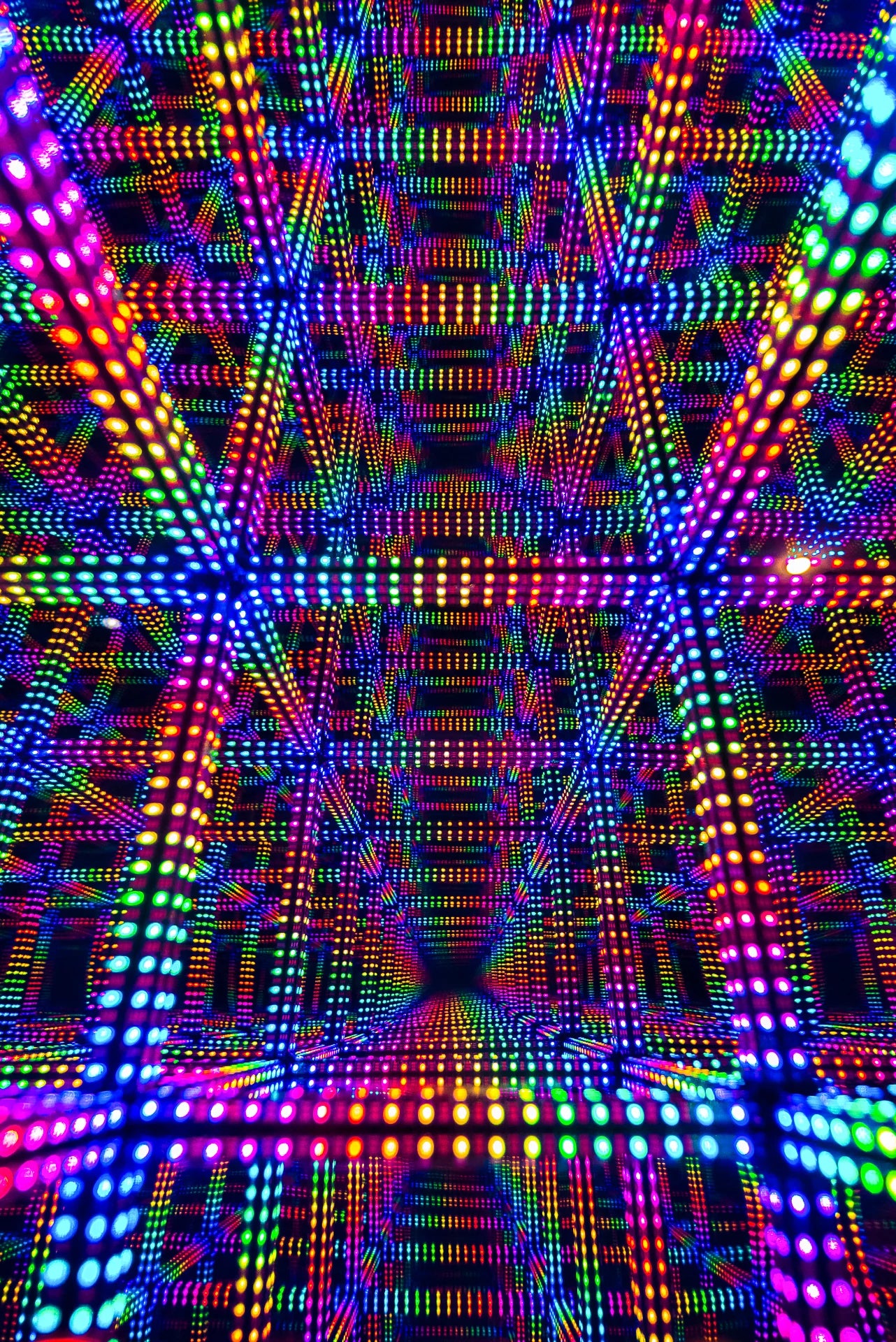 Reflektierender Hypercube, Teil der stimmungsvollen Beleuchtungsideen für Schlafzimmer