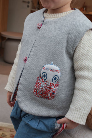 Gilet gris fille 2 ans. Gilet sans manches enfant. Vetement upcycling.