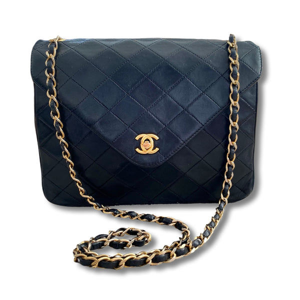 Lot  VINTAGE CHANEL QUILTED LAMBSKIN FLAP BAG Navy blue with burgundy  leather and silk faille interior Convertible doublechain strap N