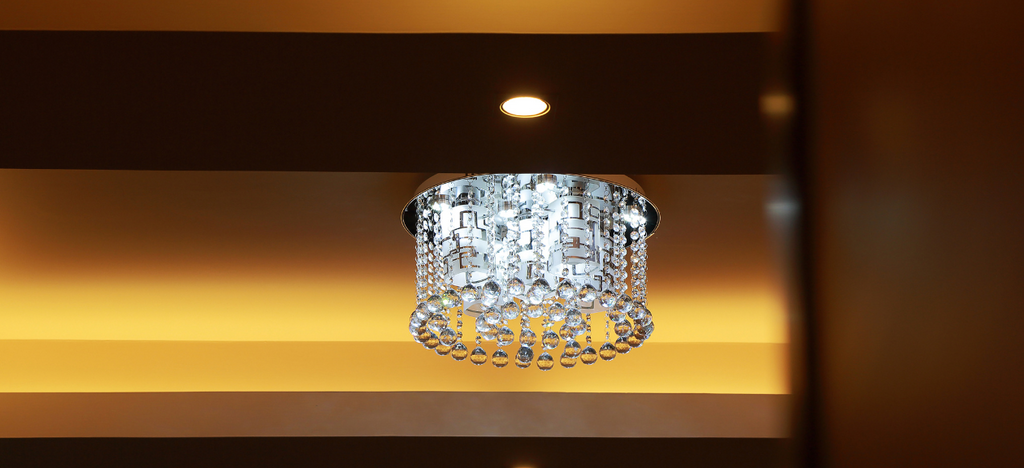 luminaire  cristal plafond suspendu bien installé