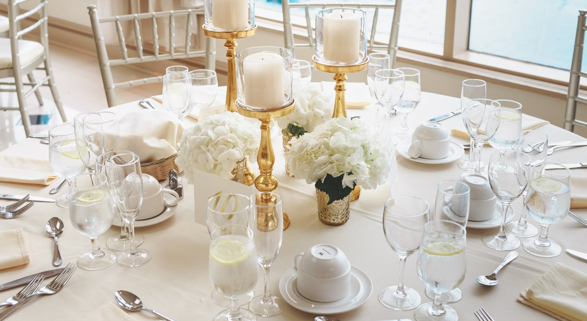 White & gold tableware theme