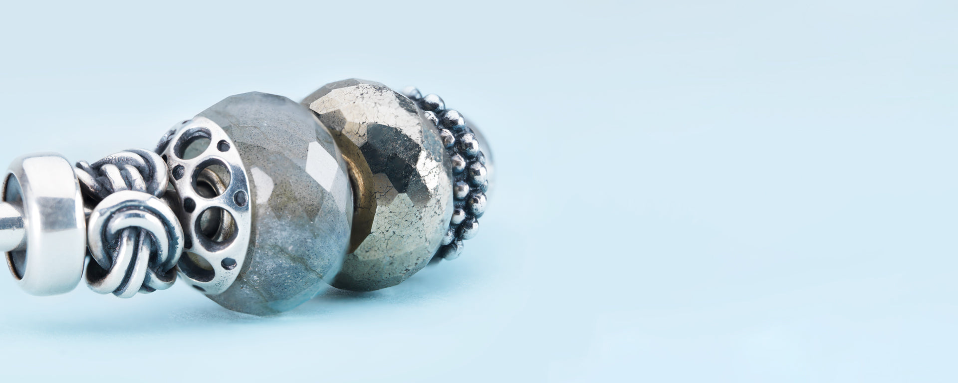 Armspange aus Sterlingsilber mit 3 silbernen Beads, einer Labradorit- und einem Pyrith-Bead und silbernen Spacern