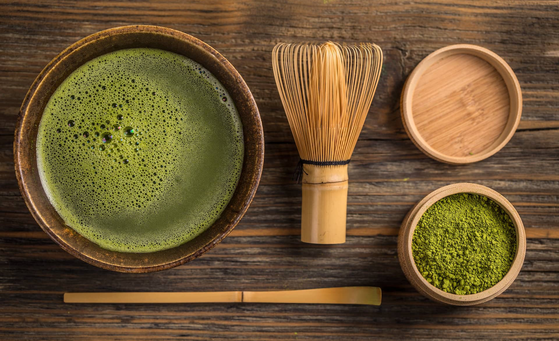 Bovenaanzicht van groene thee matcha in een kom