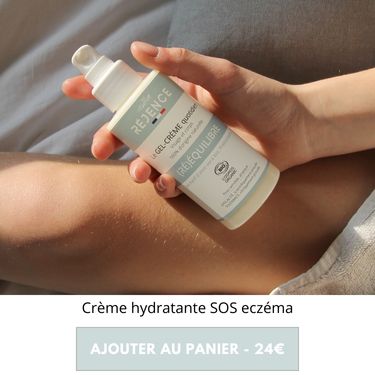 Crème hydratante Réjence tenue dans une main de femme