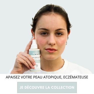 Femme tenant la crème eczéma Réjence à côté de son visage