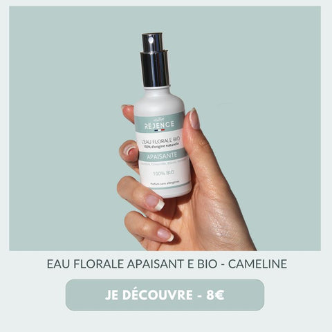 eau-florale-apaisante-dans-une-main