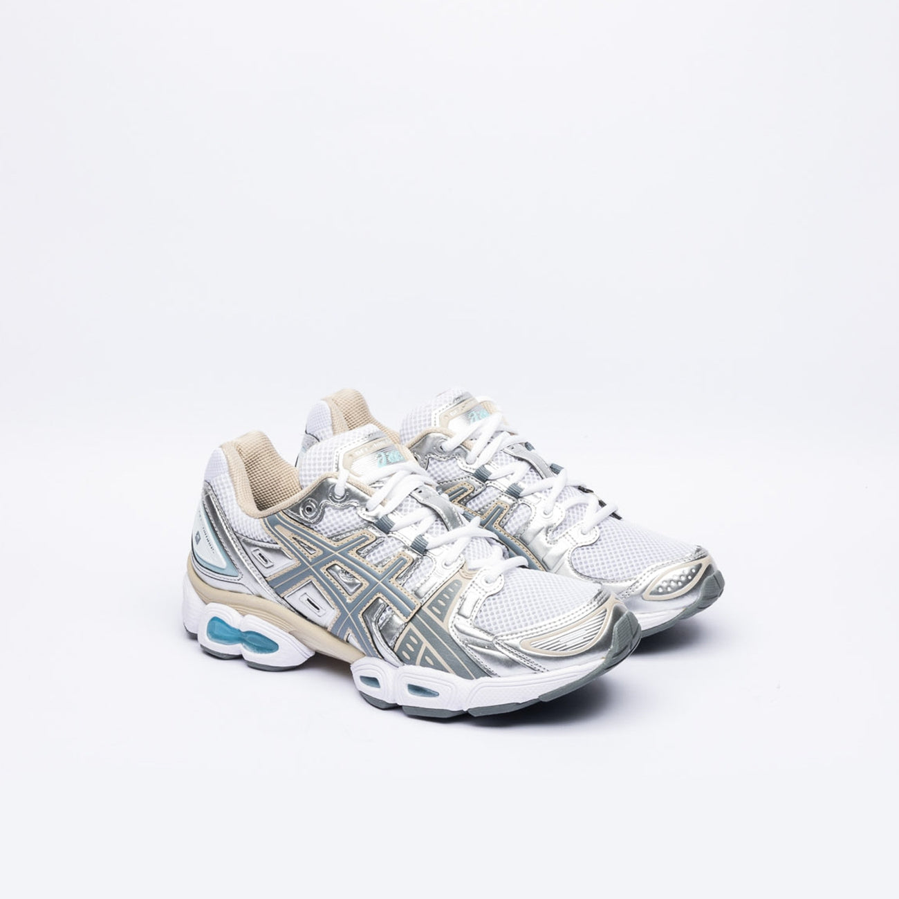 Sneaker running Asics Gel-Nimbus 9 in pelle argento e tessuto bianco
