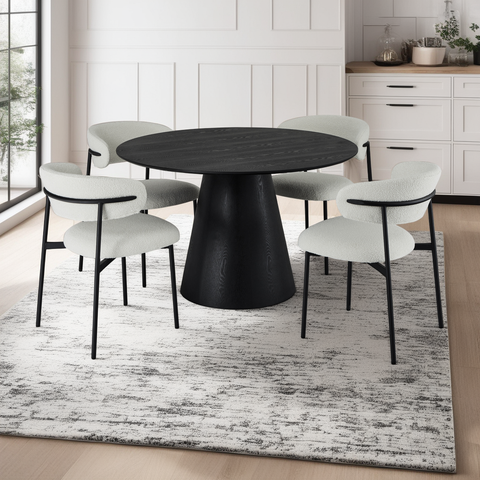 Les chaises de salle à manger Diana et la table de salle à manger Tango se marient parfaitement pour un intérieur contrasté et clair