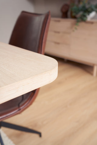 La table à manger Porto par IBBE DESIGN est conçue en bois de chêne naturel