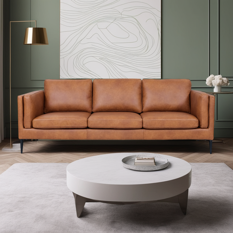 Salon scandinave avec un canapé en cuir authentique marron