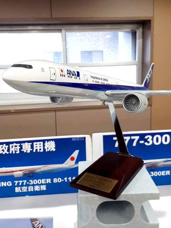 【予約商品】777-300ER ANA全日空 (ギアなし／WiFiレドームつき 木製台座プレート付）JA795A 1/100 ※樹脂製  [NH00103]