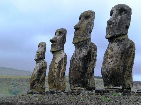 statue na uskršnjem ostrvu, moai figure se zovu.