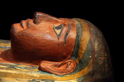 Egipatska mumija sa karakterističnim bojama i oslikavanjem mumificiranih tela