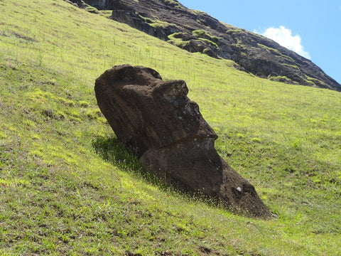 Moai figura koja ima izdužen nos i uši