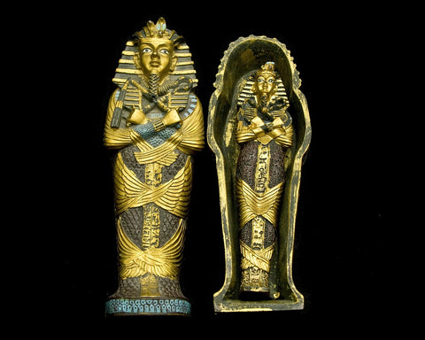 Sarkofag sa egipatskom mumijom zlatne boje