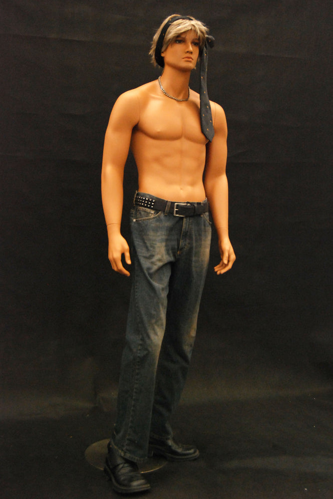 Johnny: Male Mannequin – Mannequin Madness
