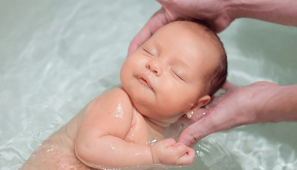 1 aylik bebeklerde banyo
