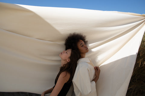 Model Detail Light Boxy Oversized Shirt Nature in shadow and sunlight