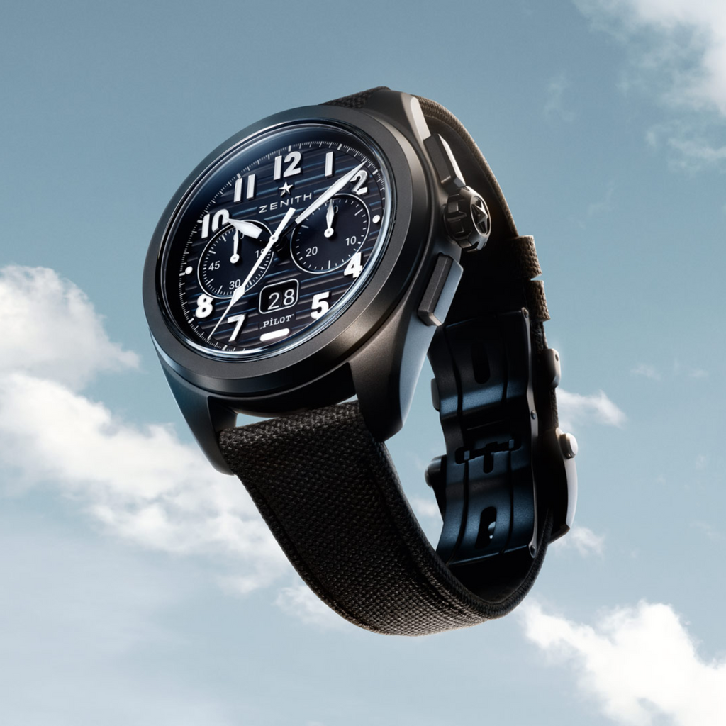 Montre Zenith Pilot Big Date Flyback noire avec un ciel bleu en arrière-plan