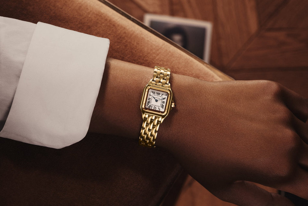 Montre Cartier Panthère en or, gros plan sur le poignet du modèle - 10 meilleures montres Cartier pour l'investissement et le style (2023) - HAVEN TAX - TAXHVN.COM