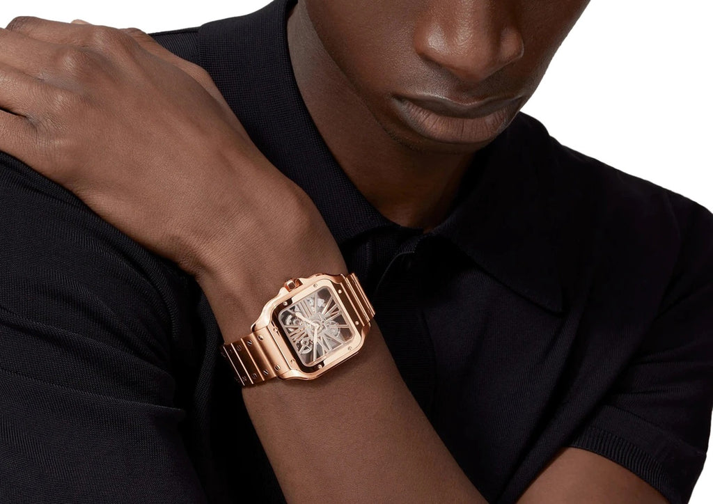 Mannequin à la peau foncée portant la montre Santos de Cartier Skeleton Rose Gold | 28 meilleures montres en or pour hommes Cartier pour reprendre le temps que vous avez perdu - GRANDGOLDMAN.COM