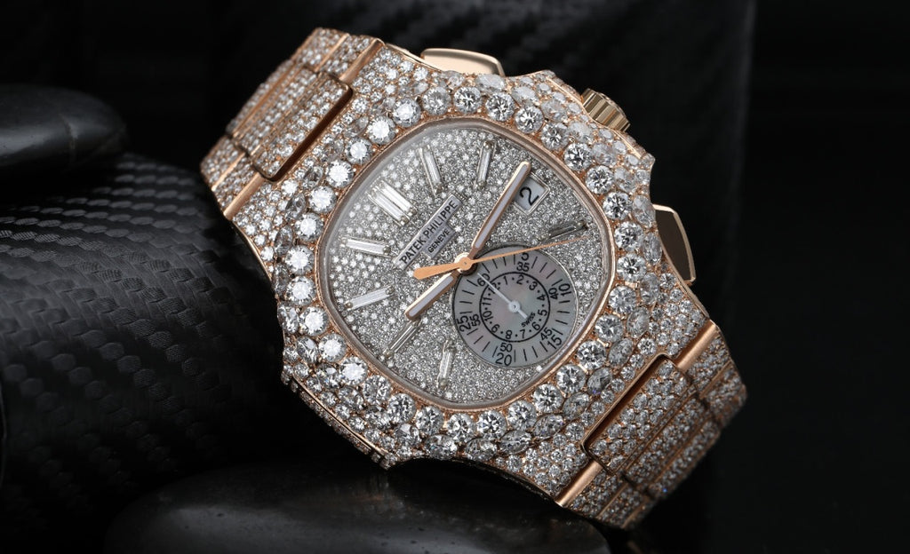 Patek Philippe Nautillus en Or Rose et entièrement sertie de diamants, fond noir