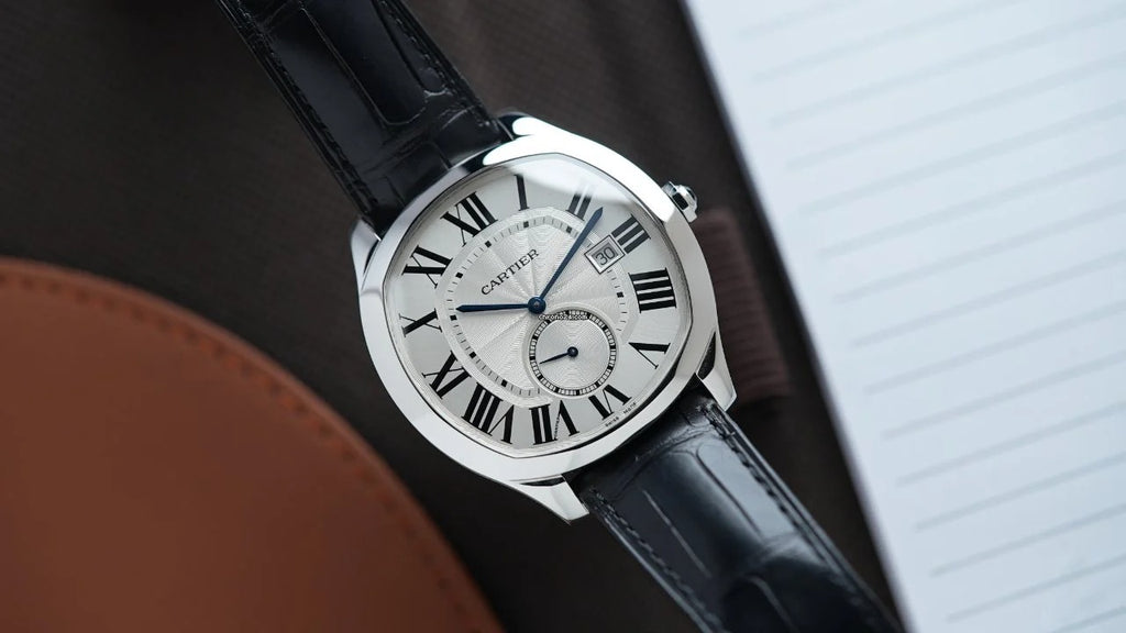 Montre Drive de Cartier, argent avec bracelet en cuir noir - 10 meilleures montres Cartier pour l'investissement et le style (2023) - HAVEN TAX - TAXHVN.COM