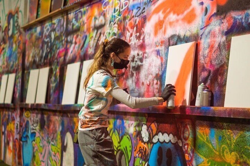 BYOB Spray Paint 'n' Sip au Studio W.I.P. Chicago - Les meilleures choses à faire en intérieur à Chicago - GRANDGOLDMAN.COM