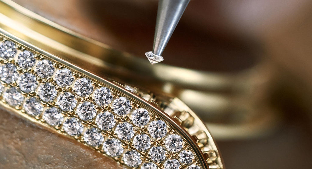 Sertissage de diamants sur un boîtier de montre en or, gros plan - Comprendre les diamants pour choisir la bonne montre - GRANDGOLDMAN.COM