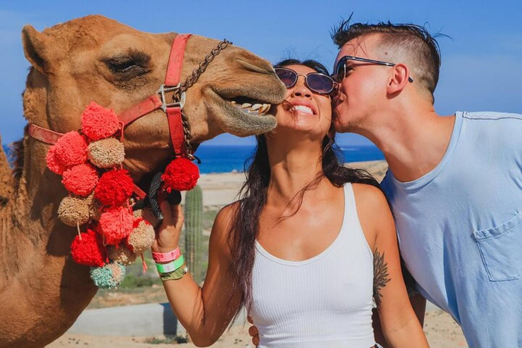 Expérience de balade à dos de chameau sur la plage avec Mega Burrito - les meilleures choses à faire à Cabo San Lucas pour les couples - GRANDGOLDMAN.COM