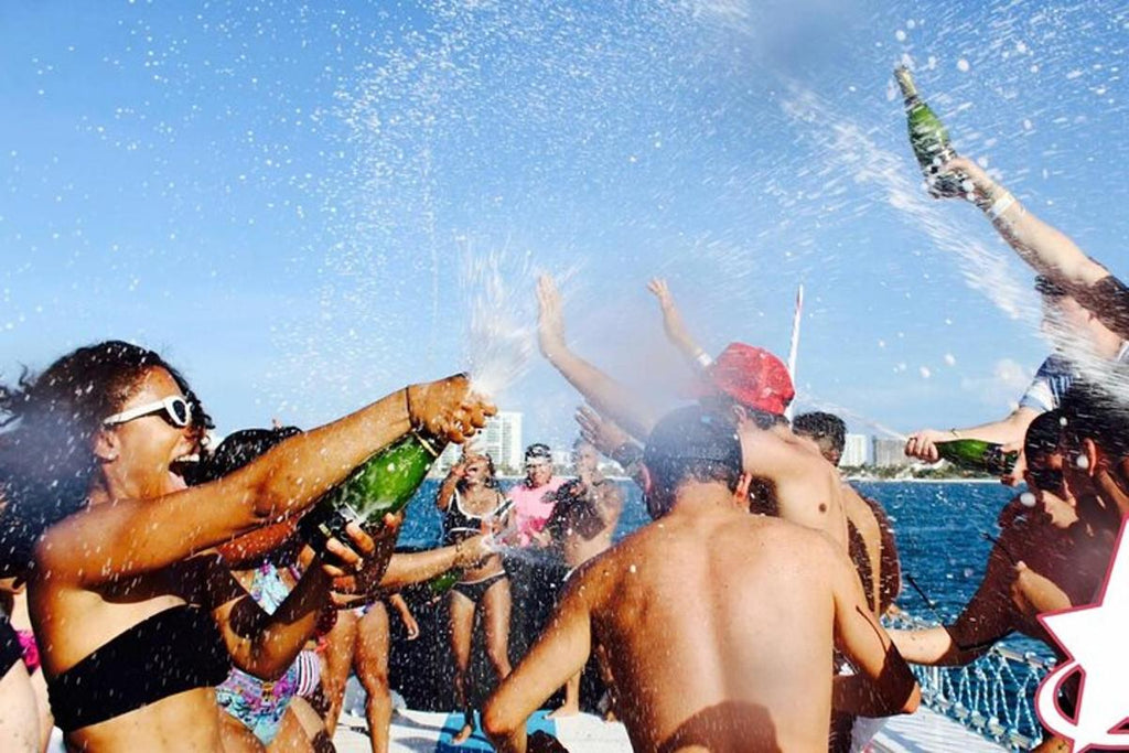 Fête en bateau hip-hop avec bar ouvert pour adultes seulement - les meilleures choses à faire à Cabo San Lucas pour les couples - GRANDGOLDMAN.COM