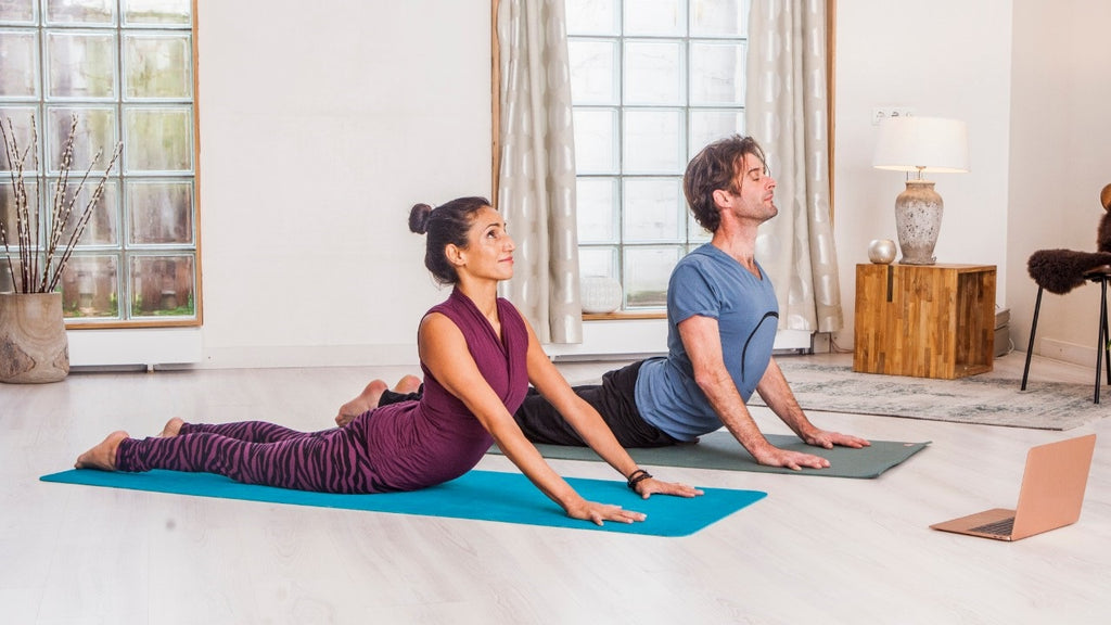 Yoga en couple - Meilleurs entraînements à domicile pour perdre du poids et brûler des calories Guide complet - grandgoldman.com